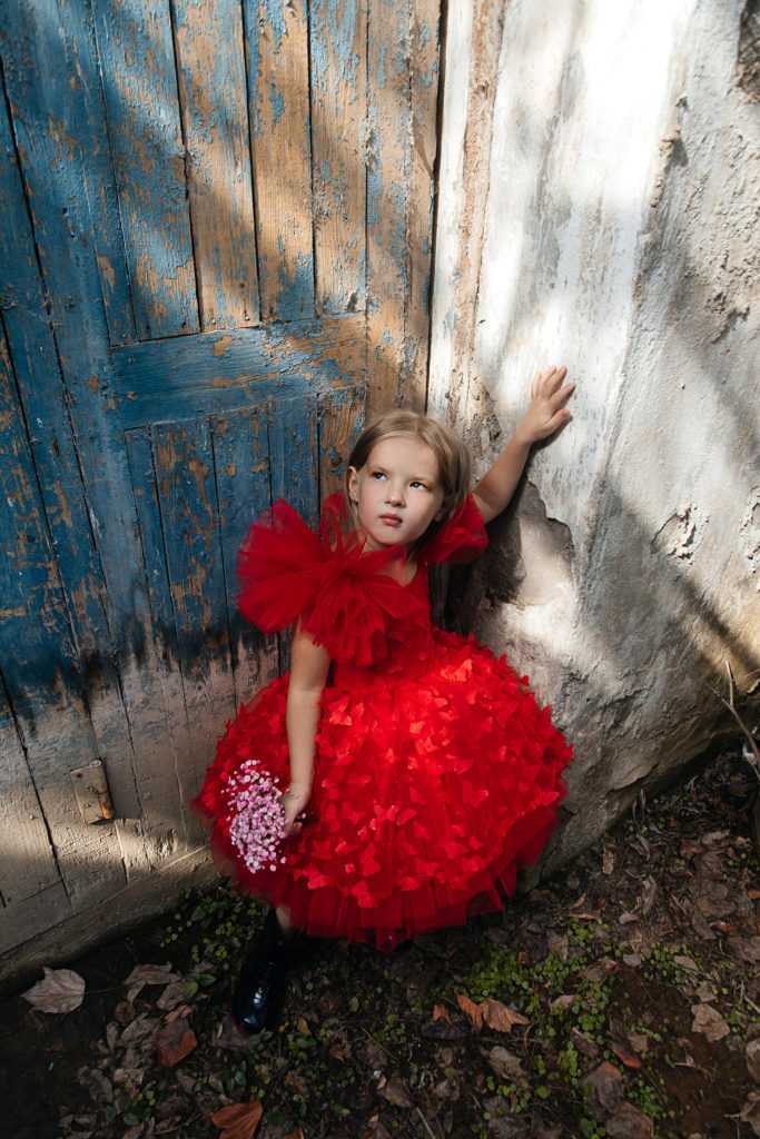 Each photo is a meeting of two worlds: the fragile childlike grace and the harsh geometry of the city. Little princesses, as if they had accidentally wandered into the world of empty garden, transform gray walls magical decorations and the photographer Evgeniya quickly captures every moment of this unusual fairy tale. 

Photo: @efimova_photo_life
Agency: Efimova Model Agency